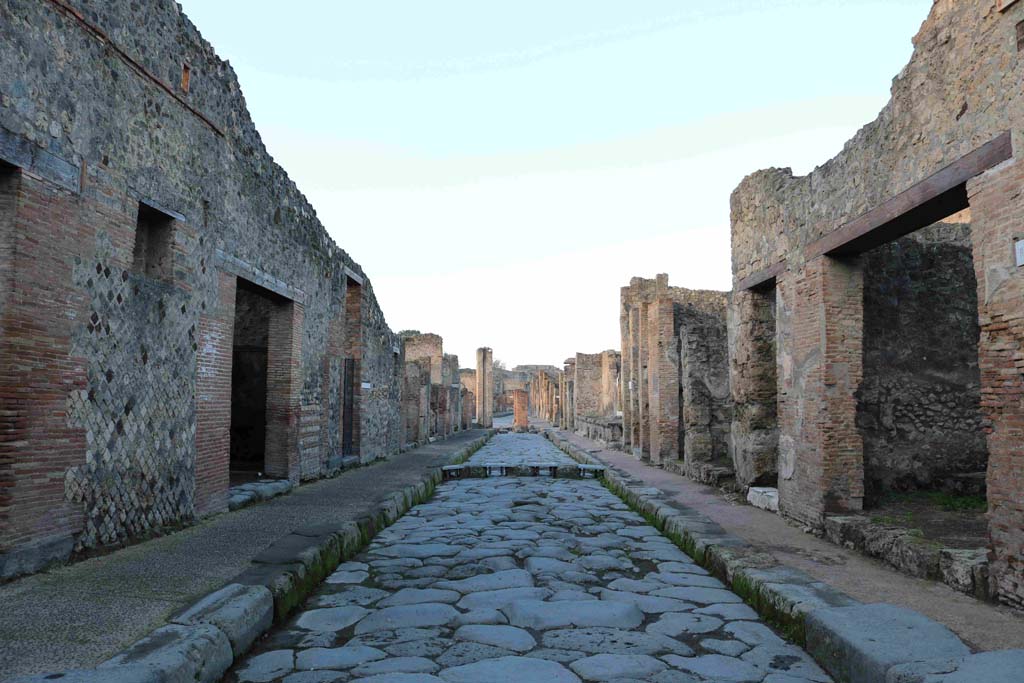 I.4.26 Pompeii, on left. December 2018.        Via dell�Abbondanza between I.4 and IX.1.                  IX.1, on right.
Photo courtesy of Aude Durand.
