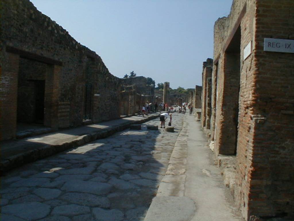 I.4.26 Pompeii, on left. May 2005. Via dell�Abbondanza looking west.      IX.1 on right.