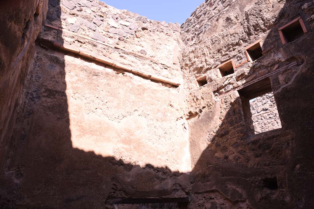 I.4.27 Pompeii. October 2019. Upper north wall, and east wall with window of rear room.
Foto Tobias Busen, ERC Grant 681269 D�COR.
