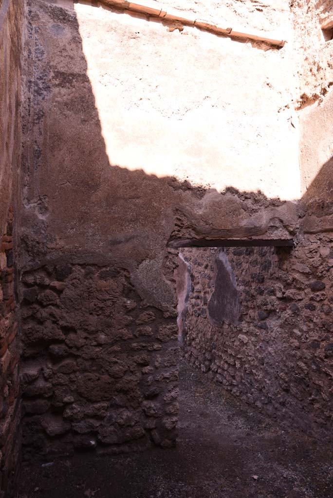 I.4.27 Pompeii. October 2019. North wall with doorway from rear room into bar or sales-room.
Foto Tobias Busen, ERC Grant 681269 D�COR.
