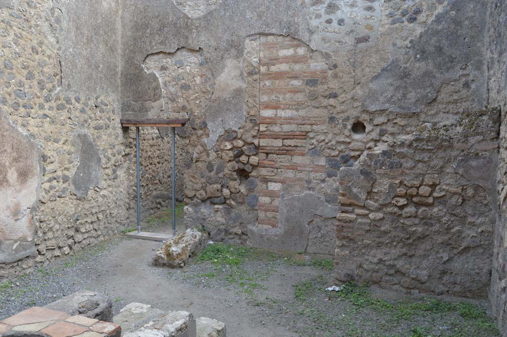 I.4.27 Pompeii. October 2017. Looking south-east across shop-room towards doorway to rear room, on left, and latrine, on right.
Foto Taylor Lauritsen, ERC Grant 681269 D�COR.


