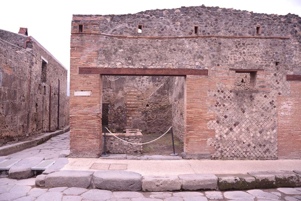 I.4.27 Pompeii. October 2019. Looking south towards entrance doorway, with Vicolo del Citarista, on left.
Foto Tobias Busen, ERC Grant 681269 D�COR.
