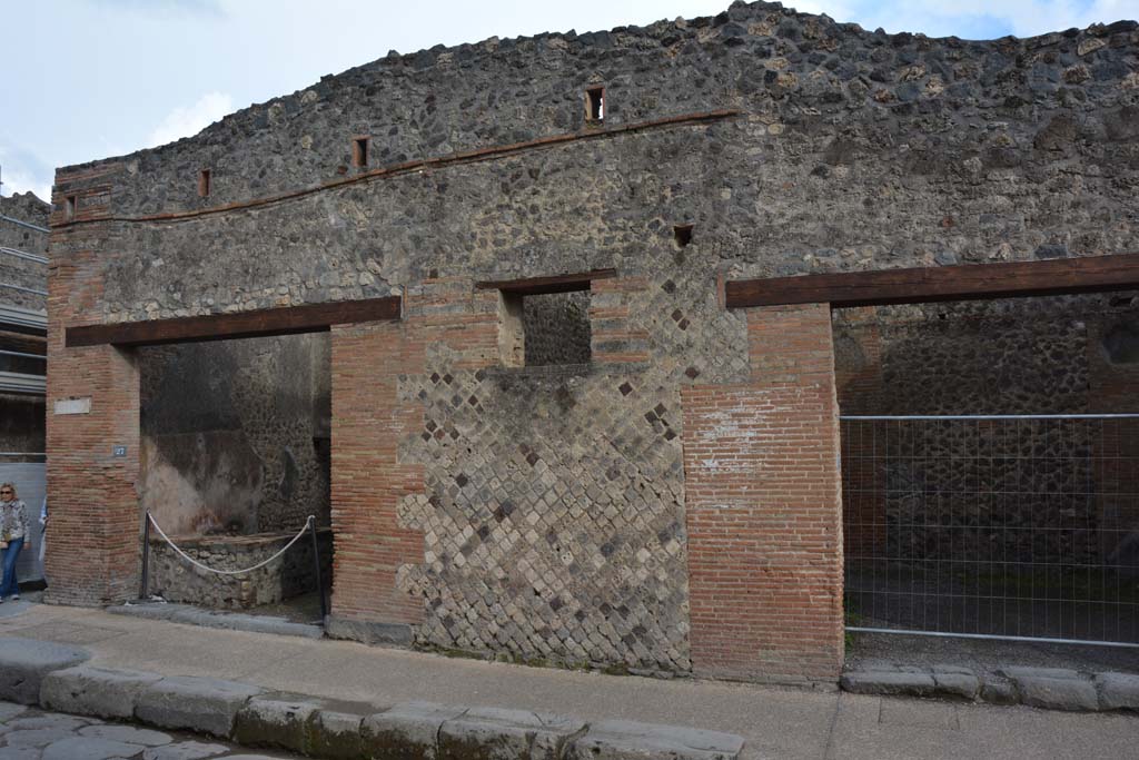 I.4.27, on left, Pompeii. May 2019. Looking south to entrance doorway, and front fa�ade between I.4.26, on right.
Foto Tobias Busen, ERC Grant 681269 D�COR.
