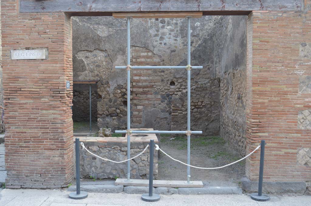 I.4.27 Pompeii. October 2017. Looking south through entrance doorway.
Foto Taylor Lauritsen, ERC Grant 681269 D�COR.
