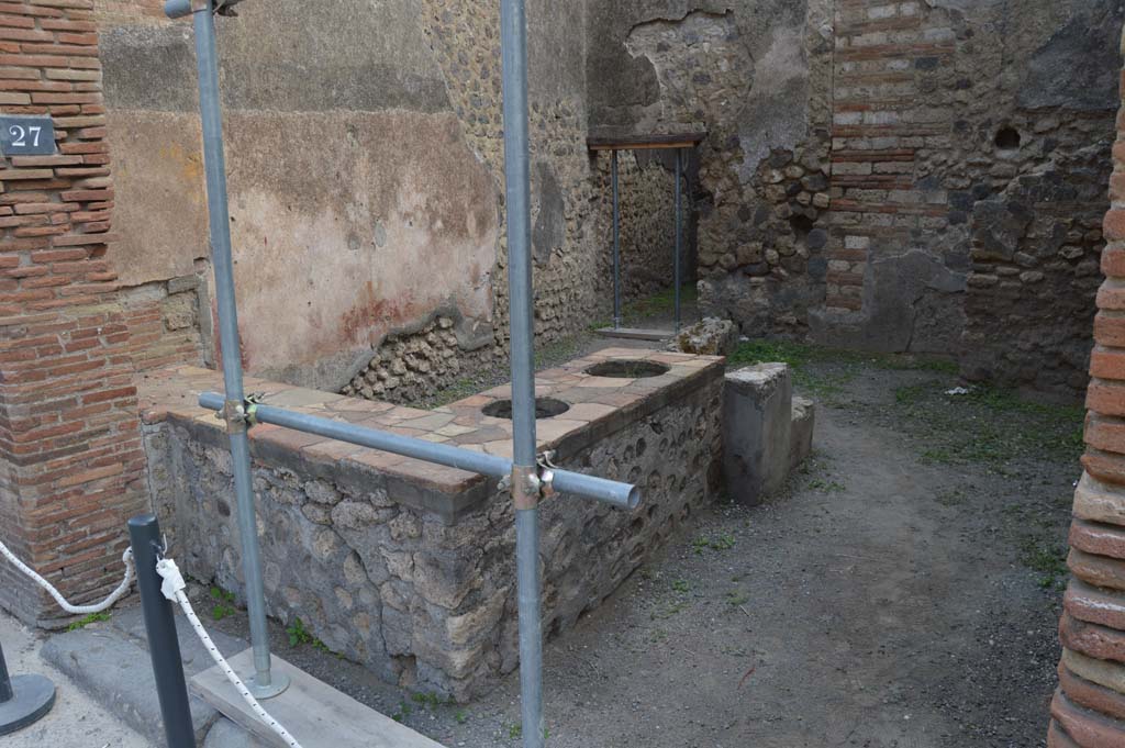 I.4.27 Pompeii. October 2017. Looking south-east across counter towards door to rear room.
Foto Taylor Lauritsen, ERC Grant 681269 D�COR.
