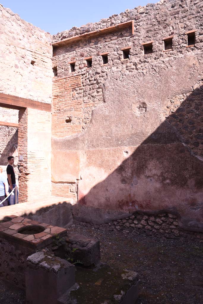 I.4.27 Pompeii. October 2019. Looking across counter to east wall.
Foto Tobias Busen, ERC Grant 681269 D�COR.

