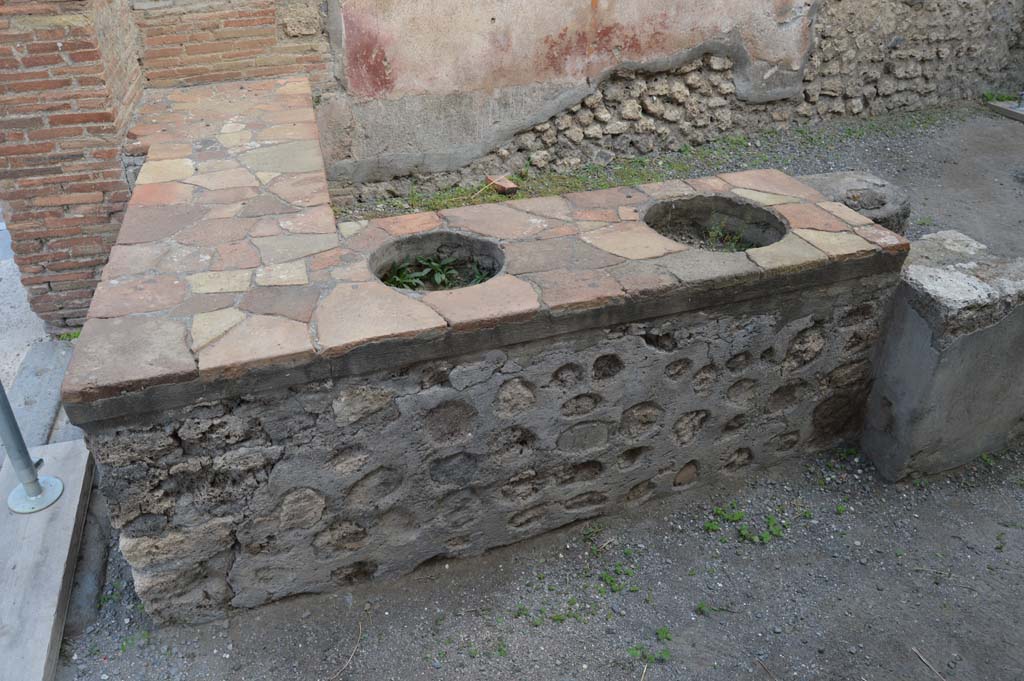 I.4.27 Pompeii. October 2017. Looking east across counter in shop-room.
Foto Taylor Lauritsen, ERC Grant 681269 D�COR.

