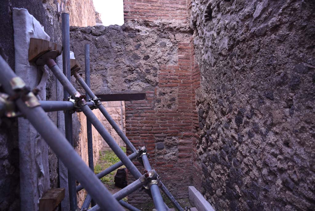 I.4.28 Pompeii. October 2019. Room 65, looking towards north wall with doorway to room 26.
Foto Tobias Busen, ERC Grant 681269 D�COR.

