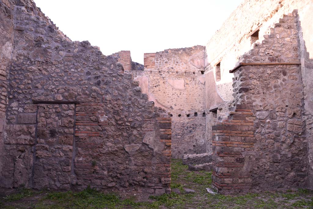 I.4.28 Pompeii. October 2019. Room 26, looking north, with blocked doorway to corridor 25, on left, and doorway to room 27, on right.
Foto Tobias Busen, ERC Grant 681269 D�COR.

