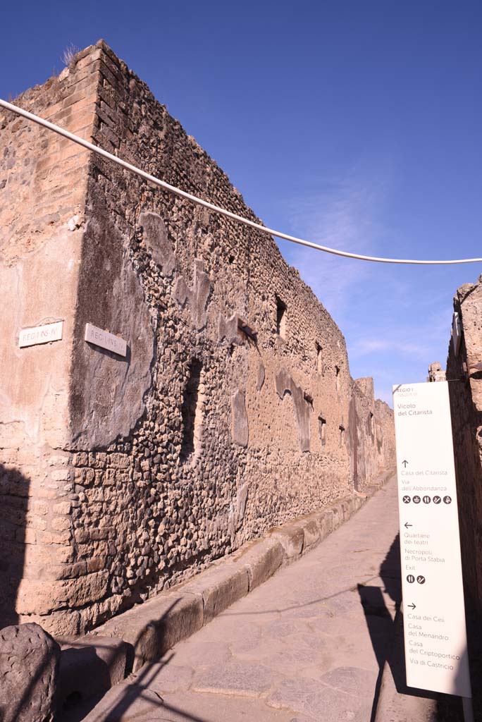I.4.28 Pompeii. October 2019. 
Looking towards exterior side wall in Vicolo del Citarista at south end near junction with Vicolo del Menandro.
Foto Tobias Busen, ERC Grant 681269 D�COR.


