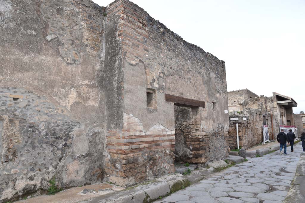 I.4.28 Pompeii. March 2018. Looking north-east towards entrance doorway, centre right, followed by junction into Vicolo del Citarista. 
Foto Tobias Busen, ERC Grant 681269 D�COR.
