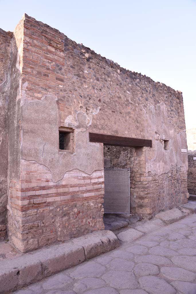I.4.28 Pompeii. October 2019. Looking towards entrance doorway.
Foto Tobias Busen, ERC Grant 681269 D�COR.
