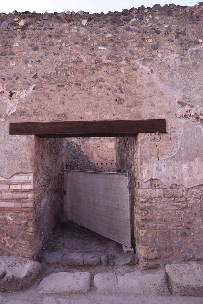 I.4.28 Pompeii. October 2019. Entrance doorway, looking north. 
Foto Tobias Busen, ERC Grant 681269 D�COR.
