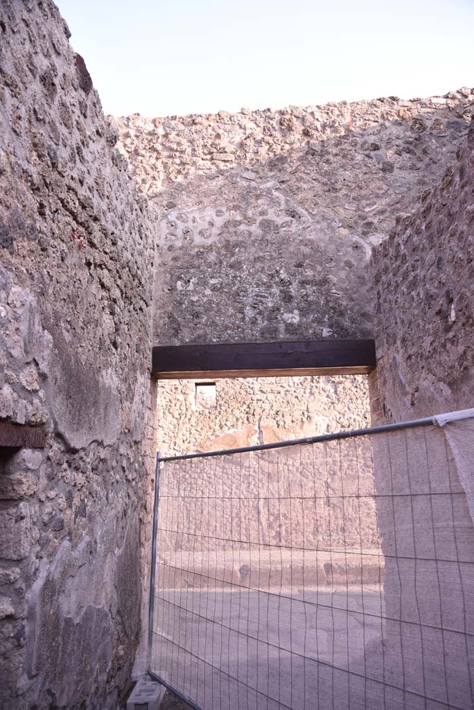 I.4.28 Pompeii. October 2019. Entrance corridor/fauces 28, looking south to entrance doorway. 
Foto Tobias Busen, ERC Grant 681269 D�COR.
