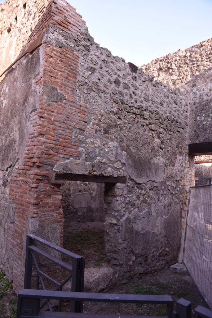 I.4.28 Pompeii. October 2019. 
Entrance corridor/fauces 28, looking towards east wall with doorway into room 29.
Foto Tobias Busen, ERC Grant 681269 D�COR.
