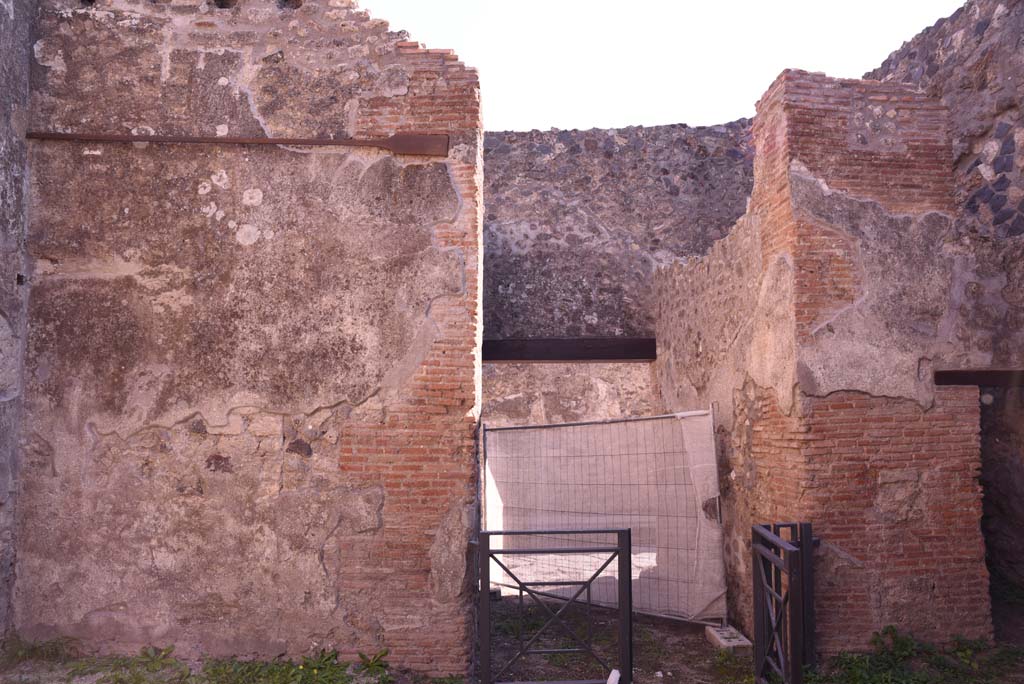 I.4.28 Pompeii. October 2019. Looking south in room 26 towards entrance corridor 28.
Foto Tobias Busen, ERC Grant 681269 D�COR.
