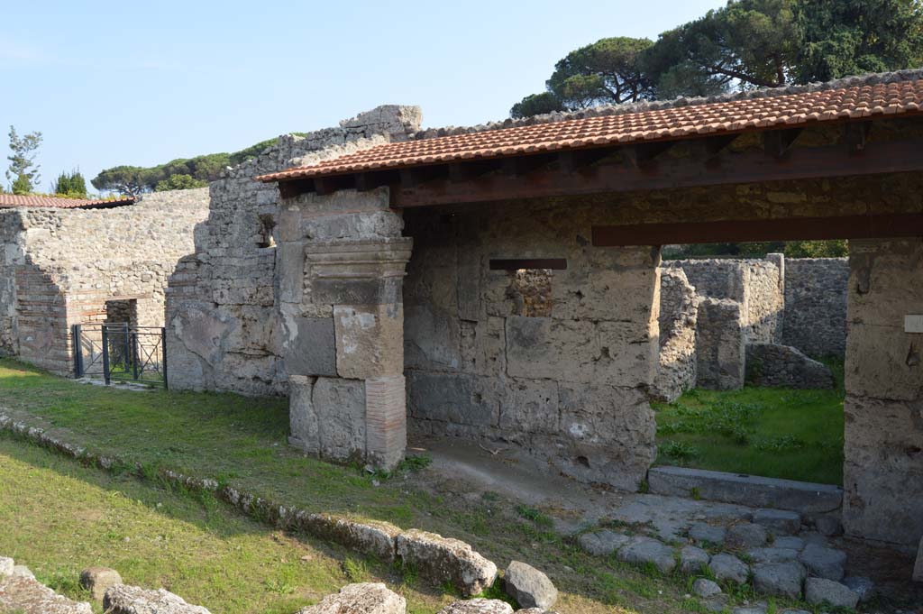 I.5.1 Pompeii, on right, with I.5.2, on left. October 2017. Looking towards entrances on south side of roadway. 
Foto Taylor Lauritsen, ERC Grant 681269 DÉCOR.

