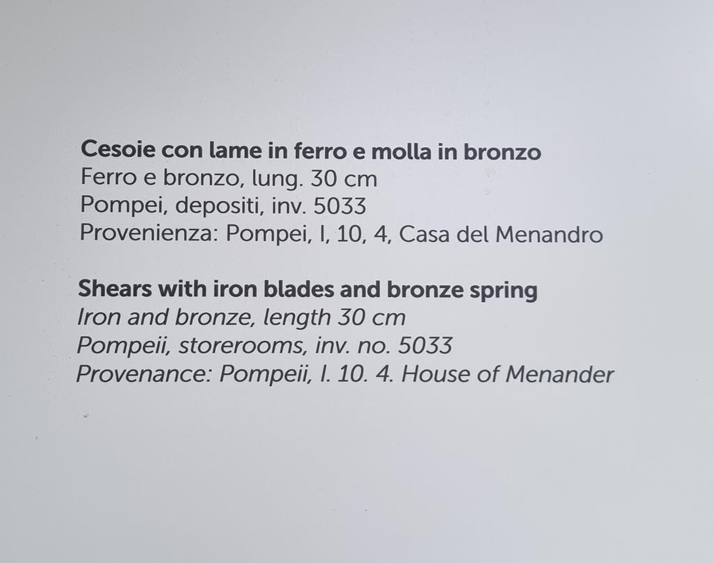 I.5.2 Pompeii. December 2023.
Descriptive notice-card, on display in tannery, but provenanced from I.10.16, room 43. Photo courtesy of Miriam Colomer.