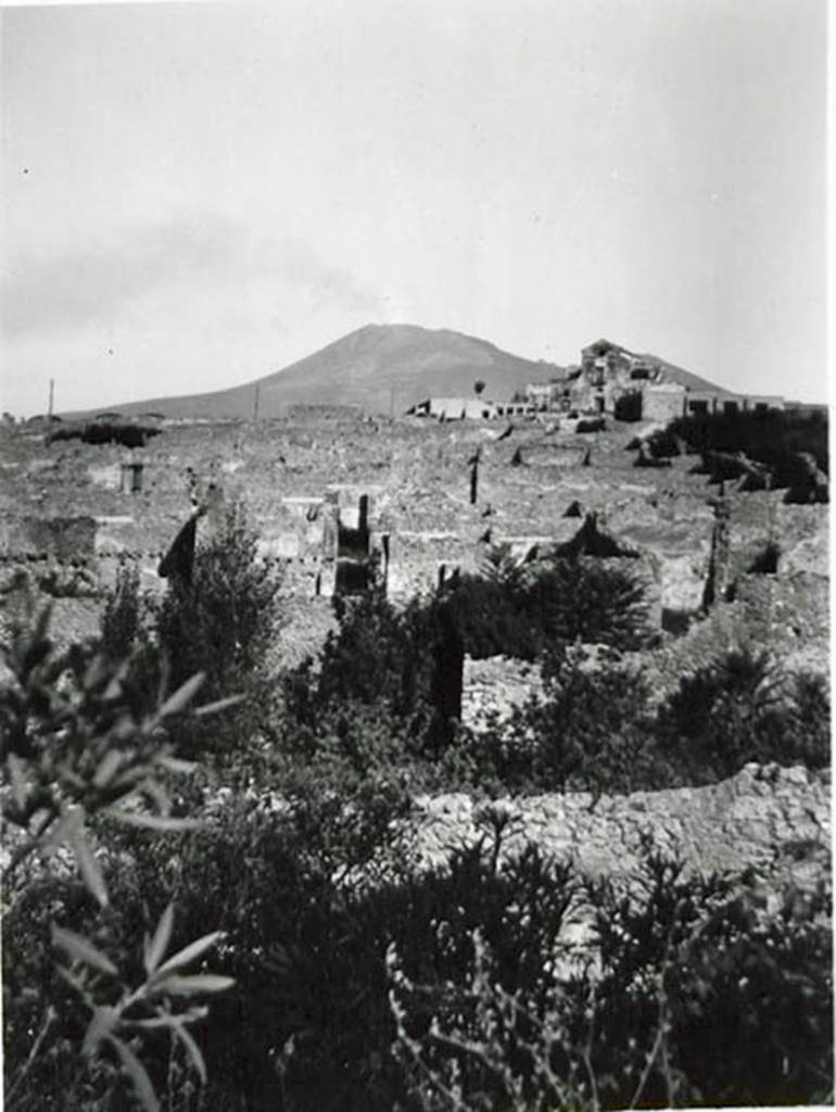 10502-warscher-codex-139-640.jpg
I.5.2 Pompeii. 1936, taken by Tatiana Warscher. Looking north. Warscher described this photo as �The photo was taken from the south wall of the city. In the central zone, the spacious garden �m� can be seen. The spacious �m� is now filled with trees. Perhaps in the ancient city it was a garden where the plants that were necessary for the occupation were grown�. See Warscher T., 1936. Codex Topographicus Pompeianus: Regio I.1, I.5. Rome: DAIR, whose copyright it remains (no.34)
