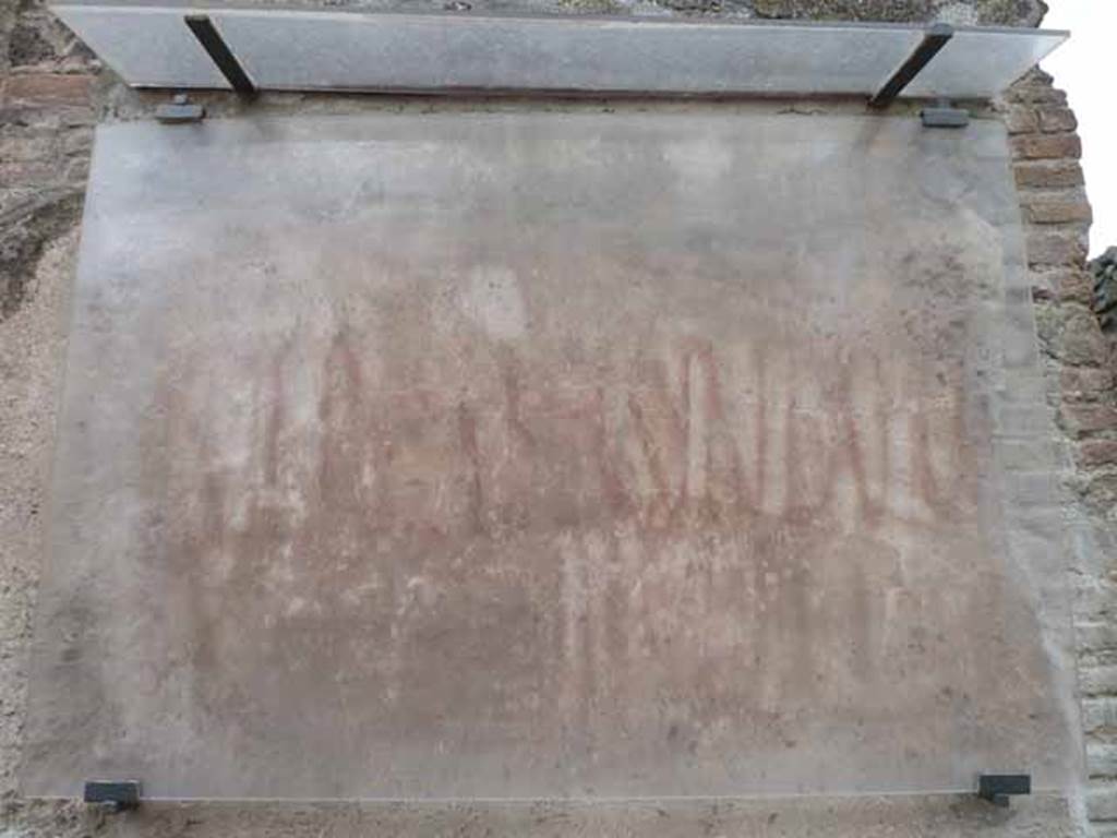 I.6.1 Pompeii. May 2010. Painted graffito on the east side of the entrance.
According to Varone and Stefani, this graffito can be identified as CIL IV 7129b. See Varone, A. and Stefani, G., 2009. Titulorum Pictorum Pompeianorum, Rome: L’erma di Bretschneider, (p.24)
According to Epigraphik-Datenbank Clauss/Slaby (See www.manfredclauss.de) CIL IV 7129b reads as:
L(ucium) Ceium Secundum    
