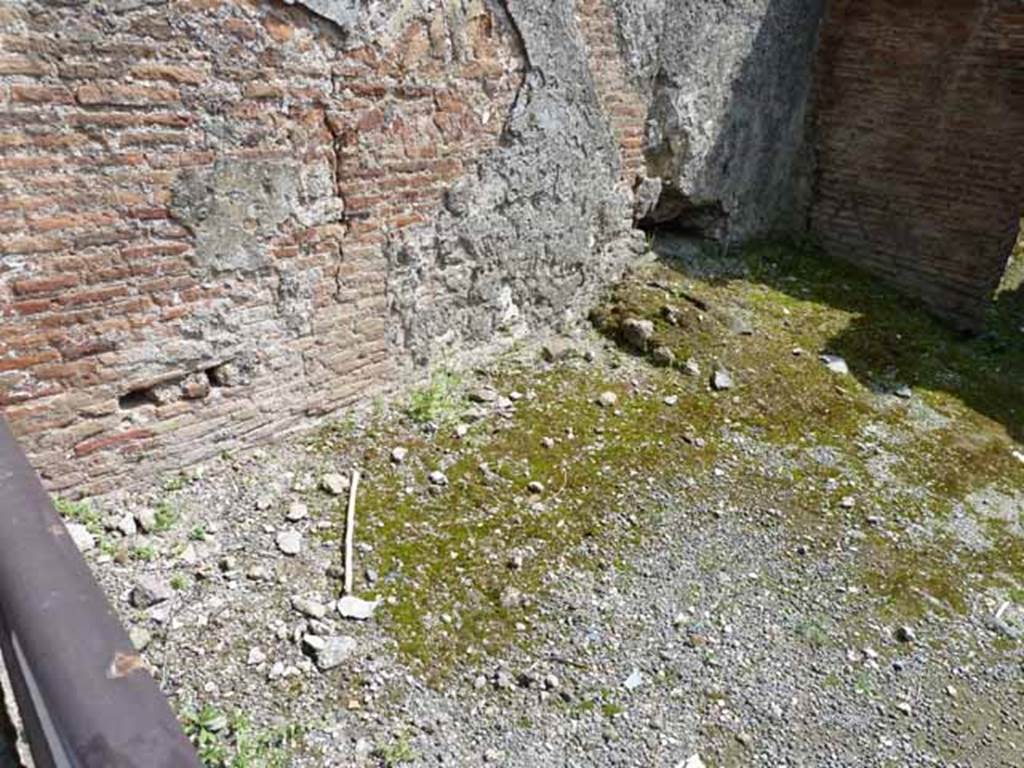 I.6.1 Pompeii. May 2010. Floor of room at front, on east side.