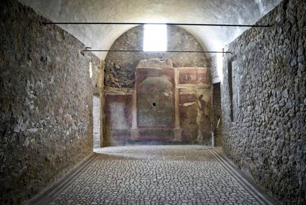 I.6.2 Pompeii. December 2015. Looking west across oecus/triclinium in south-east corner of the east wing. 
