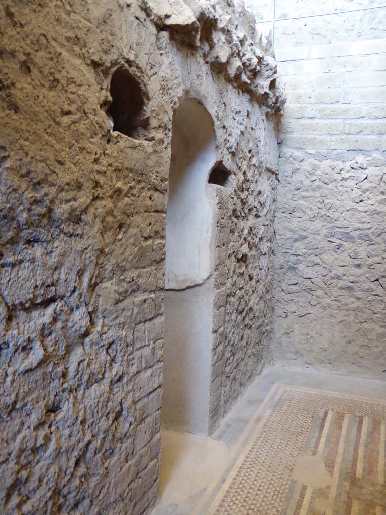 I.6.2 Pompeii. September 2017.
Arched doorway to frigidarium in north wall of anteroom, apodyterium or changing room.
Foto Annette Haug, ERC Grant 681269 DÉCOR.