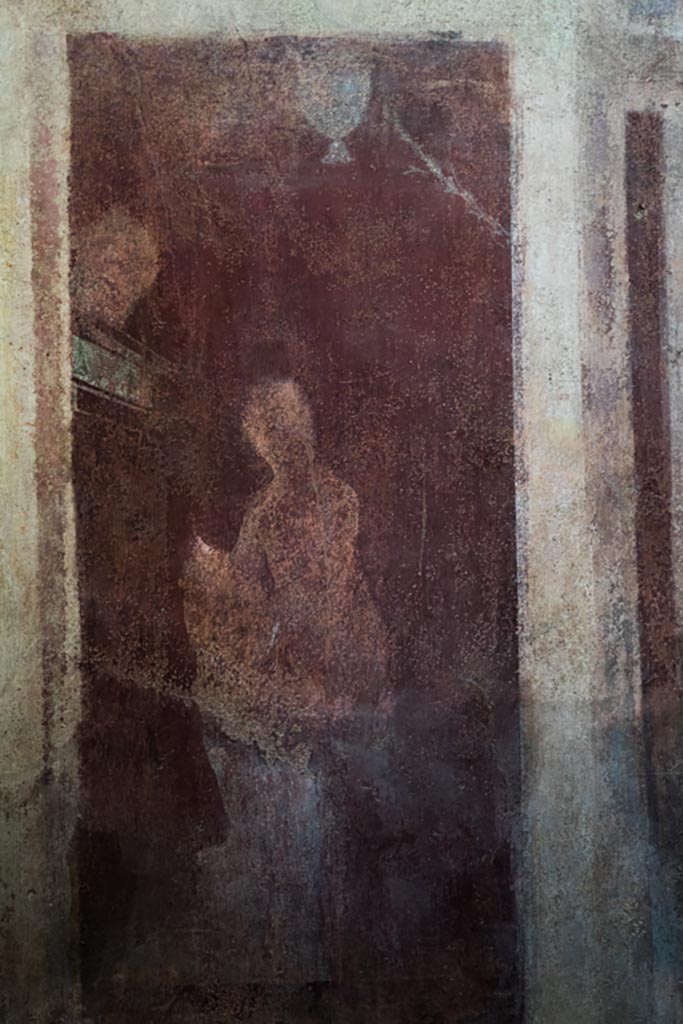 I.6.2 Pompeii. October 2023.
North wall of frigidarium at west end, detail of panel below painting of two women on a balcony.
Photo courtesy of Johannes Eber.