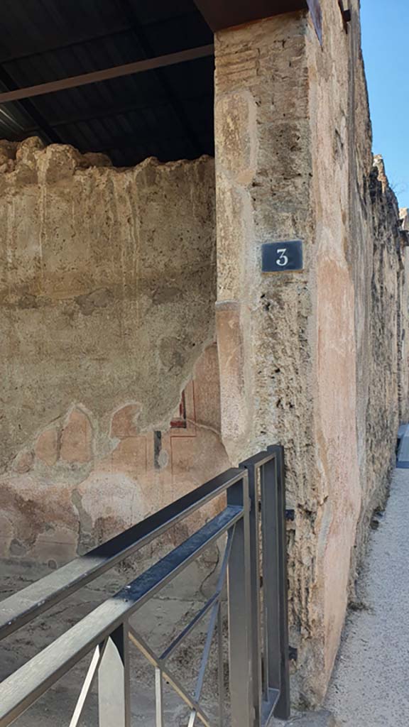 I.6.3 Pompeii. July 2021. 
West wall at entrance doorway, remaining painted stucco in north-wets corner.
Foto Annette Haug, ERC Grant 681269 DÉCOR
