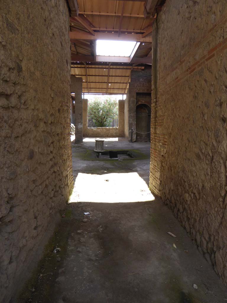 I.6.4 Pompeii. September 2015. Looking south across atrium from entrance doorway.
Foto Annette Haug, ERC Grant 681269 DÉCOR.
