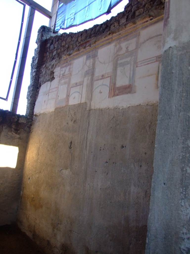 I.6.4 Pompeii. March 2009. Room 6, South wall showing the incomplete painted wall. The upper wall is finished, but the lower area only shows the plaster, which is still waiting for its decoration. The north wall is similar.
The painters were interrupted. See De Carolis, E., 2001. Gods and Heroes in Pompeii. Roma: Bretschneider. (p.31, T:27, 28).