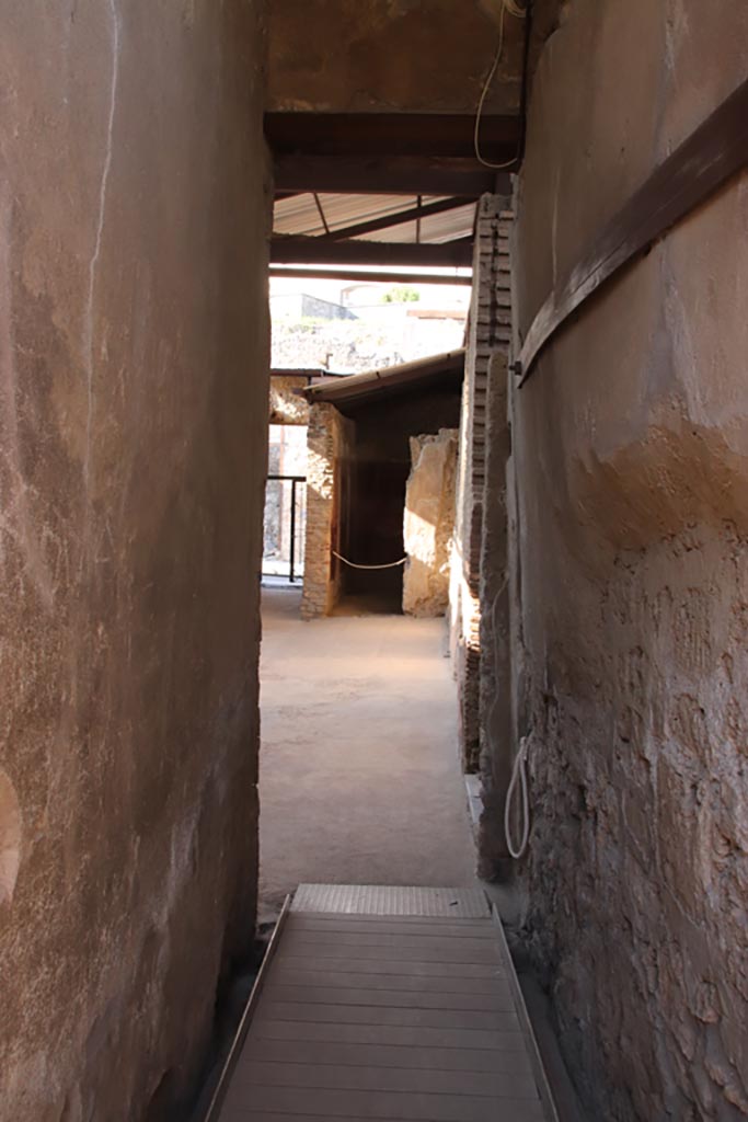 I.6.4 Pompeii. October 2022.
Corridor 7, looking north towards atrium. Photo courtesy of Klaus Heese.