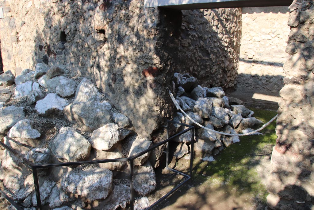 I.6.4 Pompeii. October 2022. Room 9, east side of garden with doorway to room 10, on right. Photo courtesy of Klaus Heese.