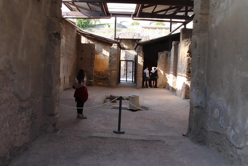 I.6.4 Pompeii. October 2022.
Room 15, tablinum. Looking north through window space, towards atrium and front entrance. Photo courtesy of Klaus Heese.