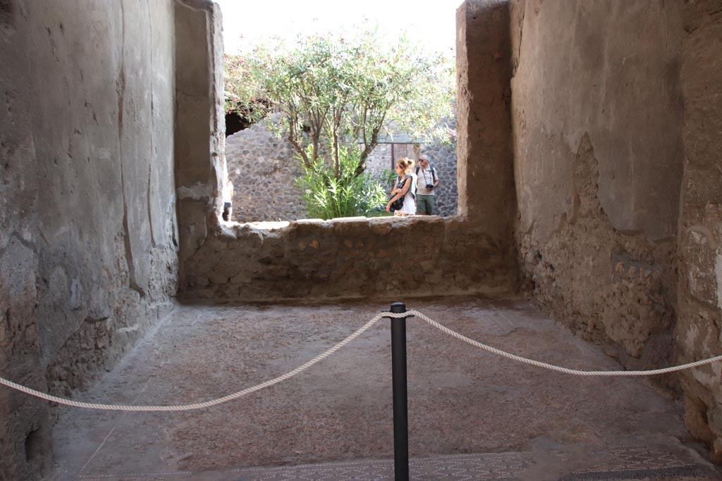 I.6.4 Pompeii. October 2022. Room 15, looking south across tablinum through window to garden 9. Photo courtesy of Klaus Heese.