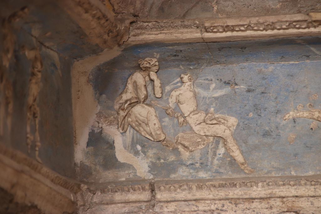 I.6.4 Pompeii. October 2023. Room 16, Hector battles with Achilles.
Hera and Aphrodite assisting the battle from the cliffs of Mt. Olympus. Detail from frieze on south wall at east end.
Photo courtesy of Klaus Heese.