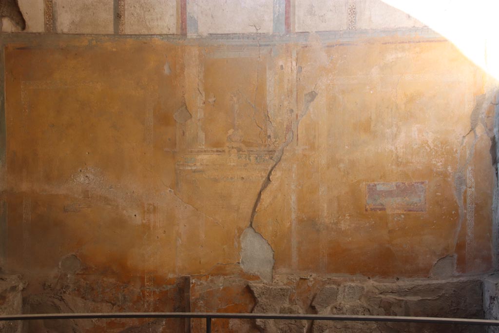 I.6.4 Pompeii. October 2022. Room 17, detail from middle of north wall. Photo courtesy of Klaus Heese.