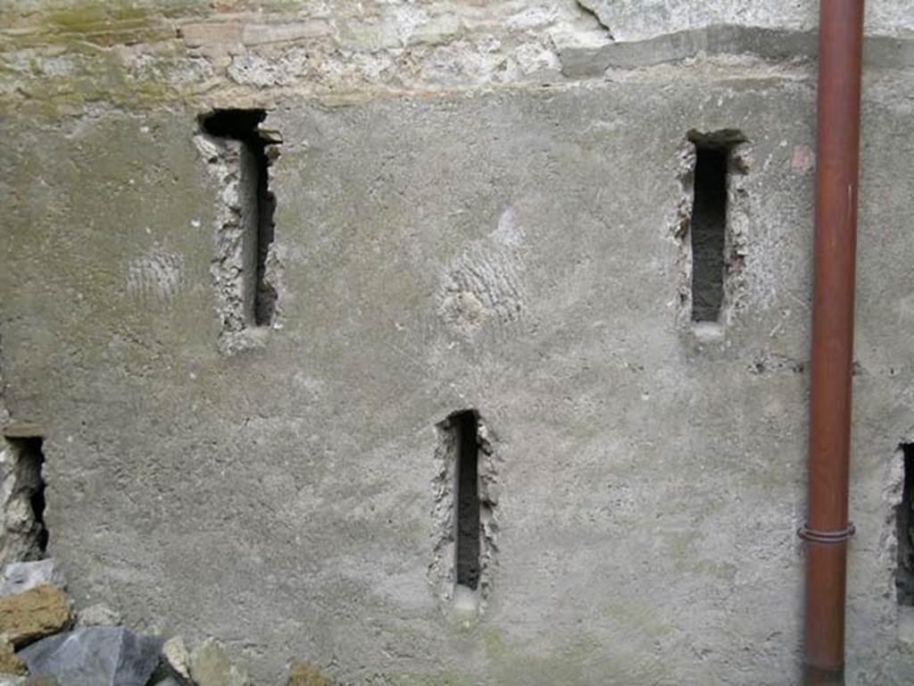 I.6.5 Pompeii. May 2004. Detail of south wall of rear room. Photo courtesy of Nicolas Monteix.