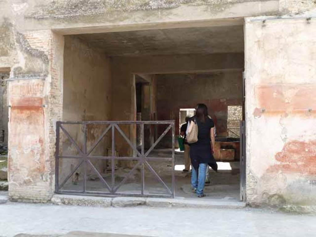 I.6.7 Pompeii. May 2010. Entrance with graffiti, on the left.