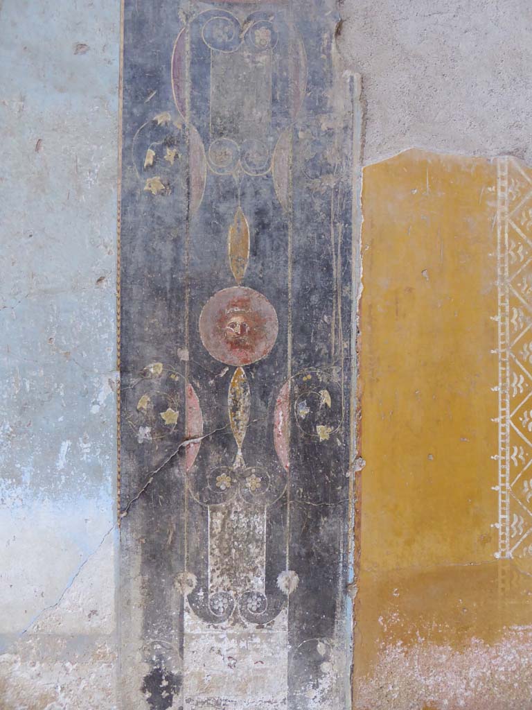 I.6.11 Pompeii. September 2015.
Detail of painted decoration on west wall of atrium, on north side of doorway to cubiculum 4. 
Foto Annette Haug, ERC Grant 681269 D�COR.

