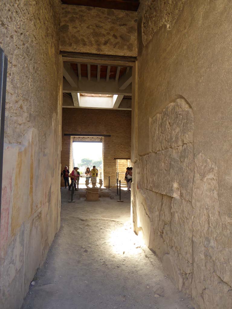 I.6.11 Pompeii. September 2015.Looking south along entrance corridor/fauces towards atrium.
Foto Annette Haug, ERC Grant 681269 DÉCOR.