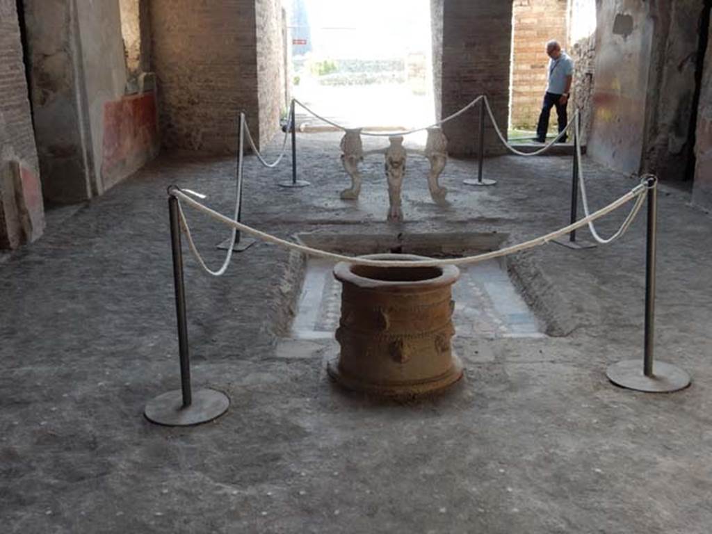 I.6.11 Pompeii. May 2015. Looking south across atrium with impluvium and puteal.
Photo courtesy of Buzz Ferebee.