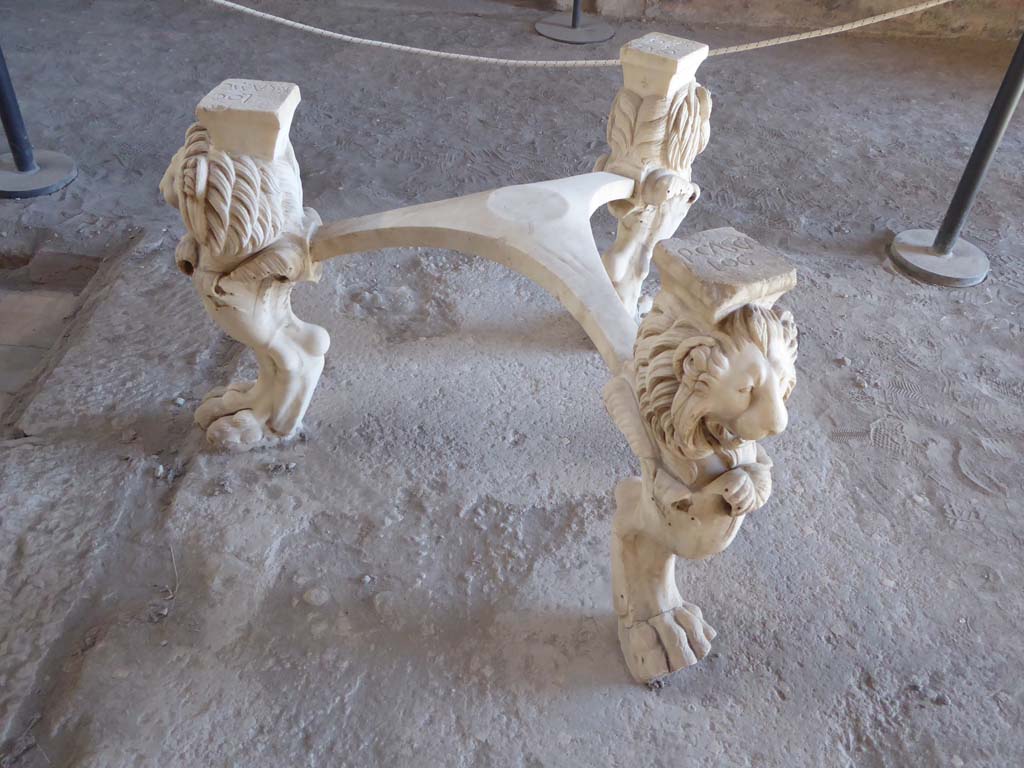 I.6.11 Pompeii. September 2015. On top of the second table leg is P(VBLIVS) CASCA LO(N)G(INVS), lower centre right.
Foto Annette Haug, ERC Grant 681269 DÉCOR.