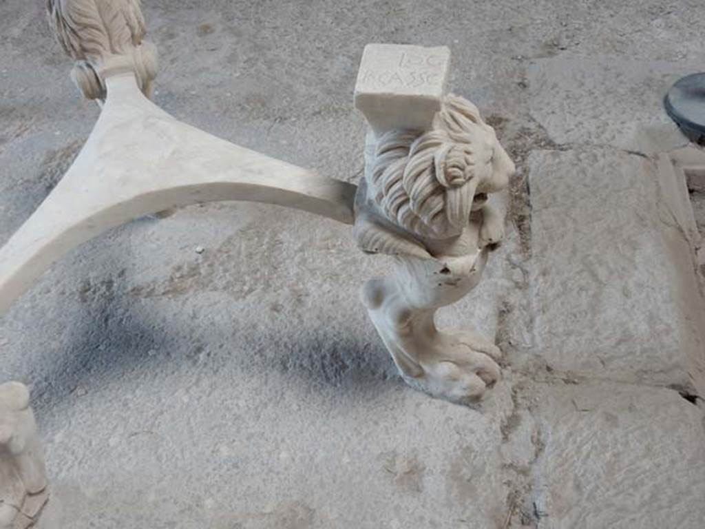 I.6.11 Pompeii. May 2017. On the top of the third table leg is LO(N)G(INVS) P(VBLIVS) CASSC(A). Photo courtesy of Buzz Ferebee.