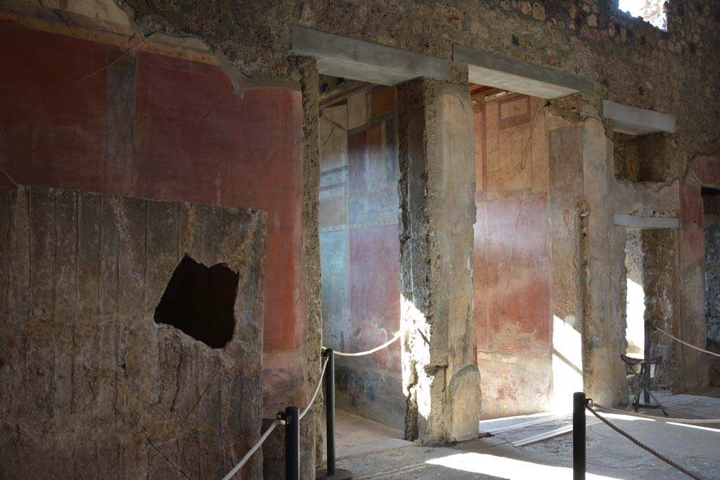 I.6.15 Pompeii. October 2019. Room 4, south side of atrium with doorway to entrance corridor/fauces, centre right.
Foto Annette Haug, ERC Grant 681269 DÉCOR