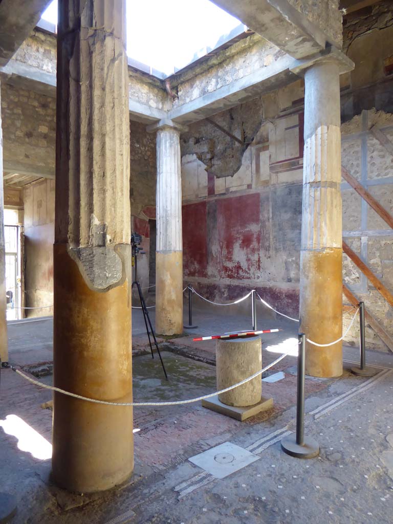 I.6.15 Pompeii. September 2015.
Room 4, looking south across impluvium in atrium towards entrance corridor and south-west corner.
Foto Annette Haug, ERC Grant 681269 DÉCOR