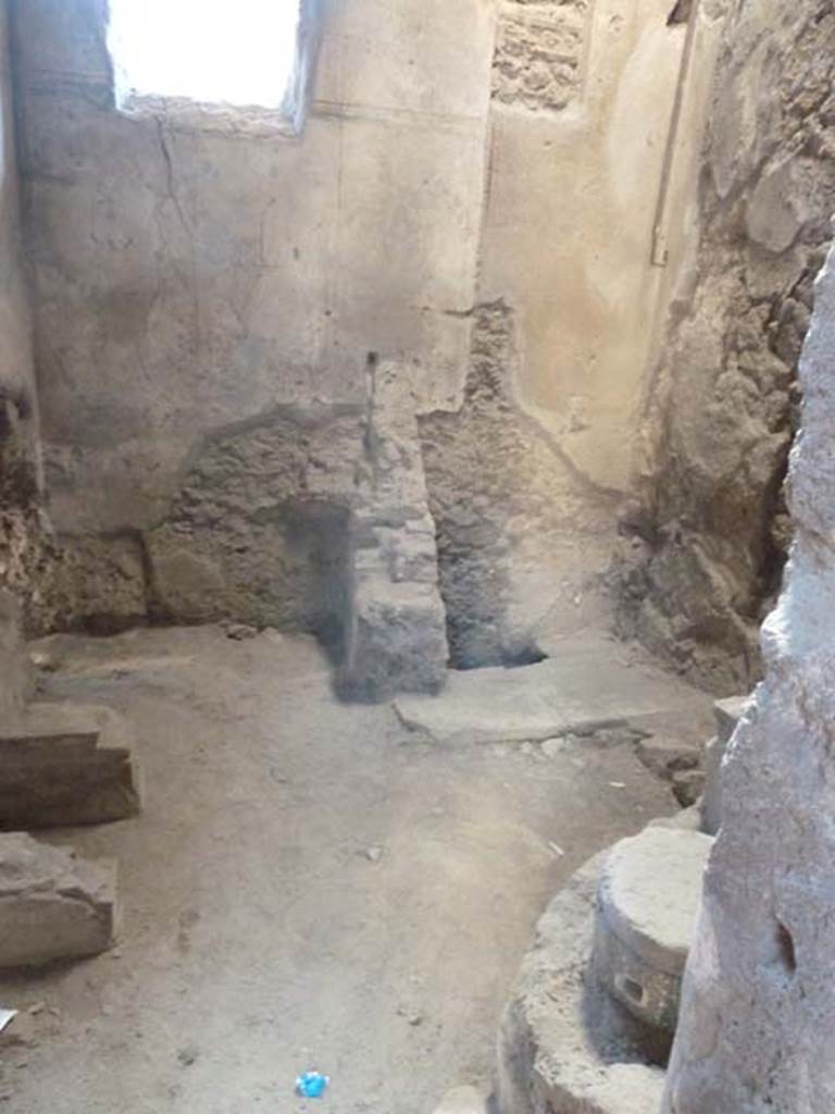 .6.15 Pompeii. September 2015. Room 1, kitchen, latrine, and room with stairs. Looking south.
