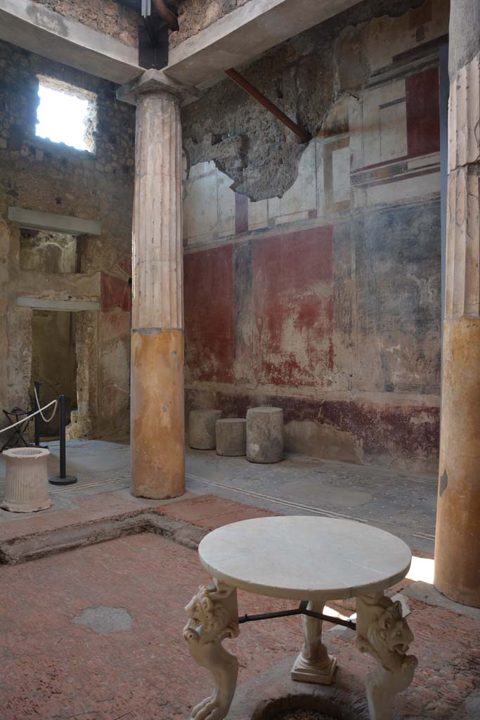 I.6.15 Pompeii. March 2019.
Room 4, looking towards south-west corner of atrium and doorway to room 2.
Foto Annette Haug, ERC Grant 681269 DÉCOR
