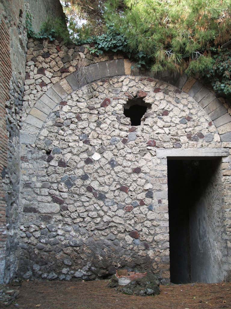 I.6.16 Pompeii. December 2004. Looking north to rear entrance to House of Criptoportico (I.6.2).