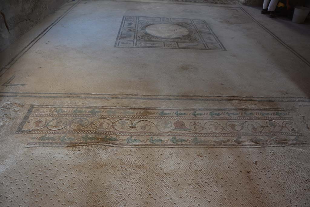 I.7.1 Pompeii. October 2019. Looking north across threshold of doorway between oecus towards tablinum, at top.
Foto Annette Haug, ERC Grant 681269 D�COR.


